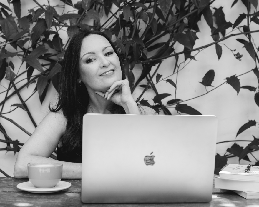 Samara Vianey - psicóloga clínica, com atuação focada em ansiedade, estresse, autoestima, relacionamentos e saúde mental feminina.